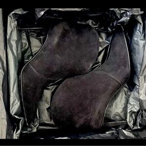 YSL!!! Elegant Black Suede Ankle Boots